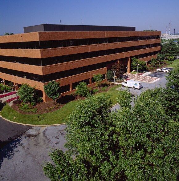 More Photos Of 200 Continental Dr, Newark Office For Lease