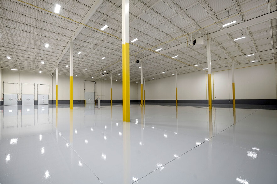 More Photos Of 2715 Davey Rd, Woodridge Distribution For Lease