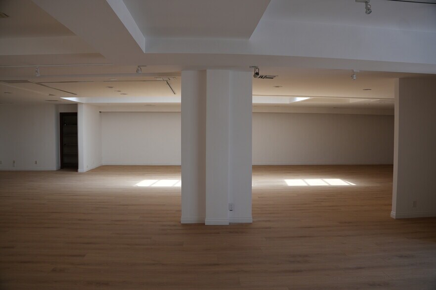 More Photos Of 261 S Robertson Blvd, Beverly Hills Storefront Retail Office For Sale