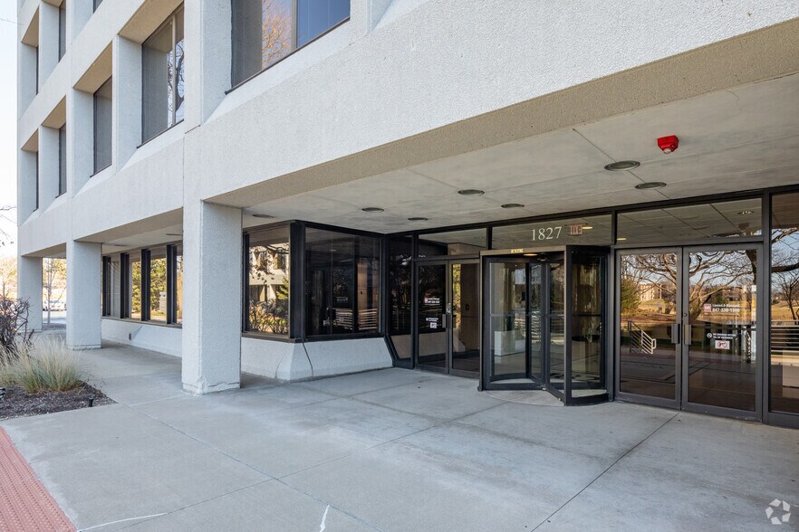 More Photos Of 1827 Walden Office Sq, Schaumburg Office For Lease