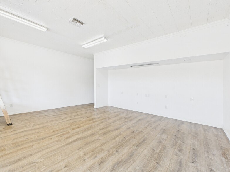 More Photos Of 1 Beverly Hills Blvd, Beverly Hills General Retail For Sale