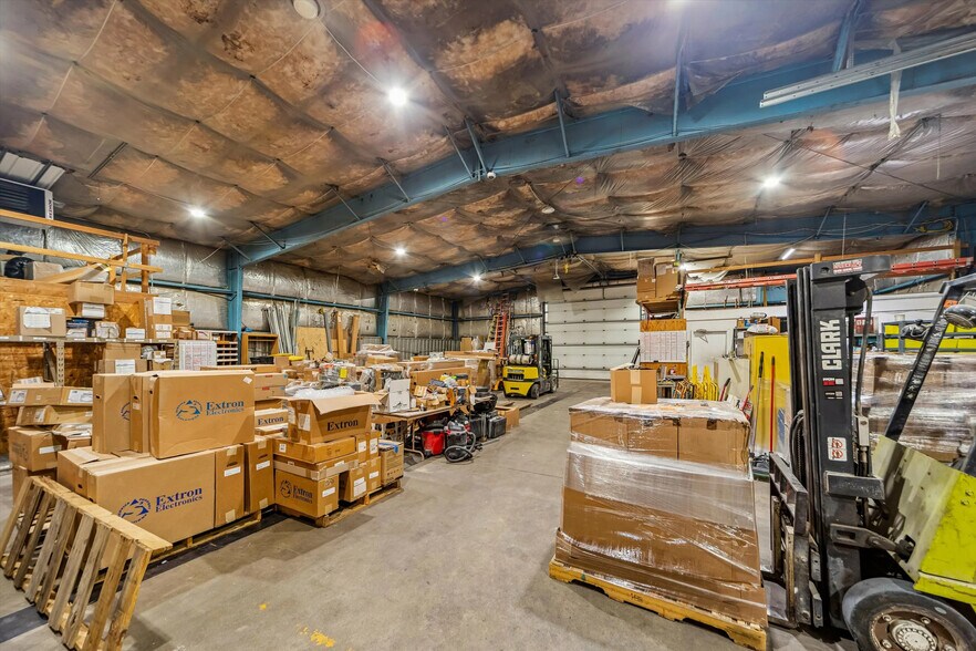 More Photos Of 1301 NE 56th St, Pleasant Hill Light Distribution For Sale