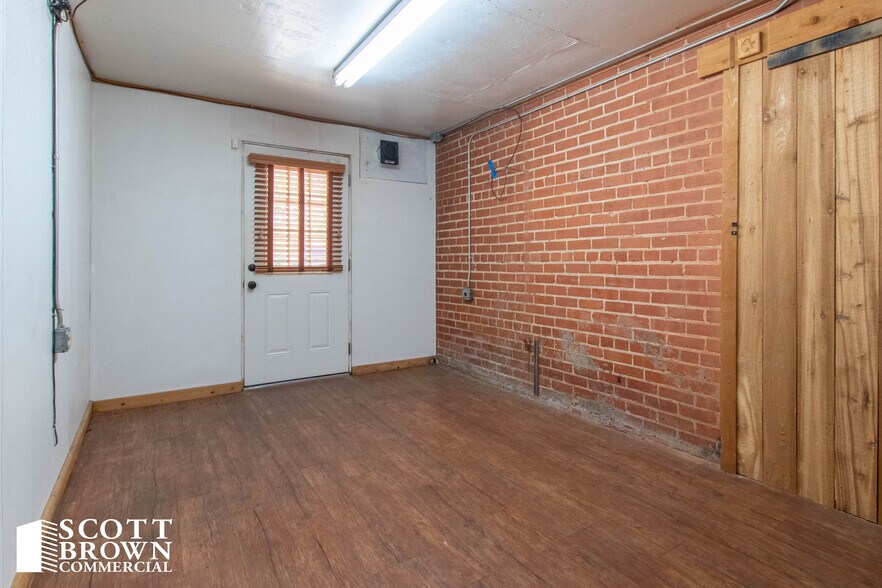 More Photos Of 108 W Hughes St, Collinsville Freestanding For Lease
