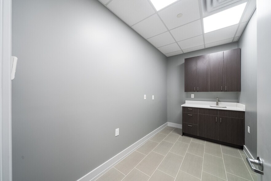 More Photos Of 845 Newark Ave, Jersey City Medical For Lease