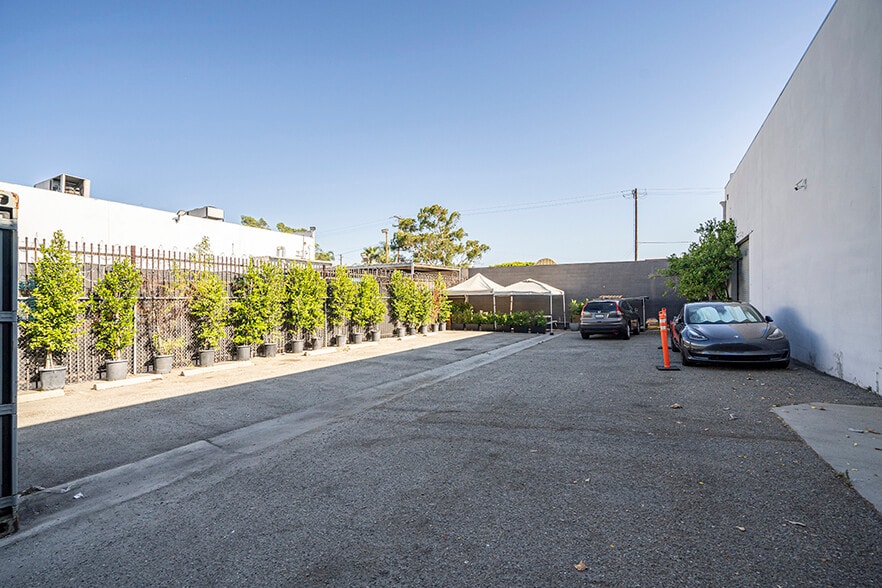 More Photos Of 2000-2020 Hawkins Cir, Los Angeles Manufacturing For Lease