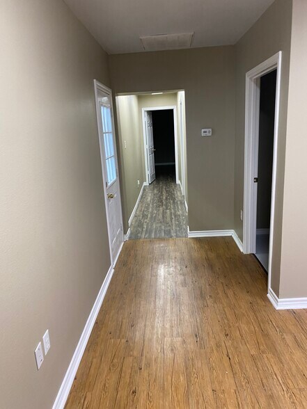 More Photos Of 304 S Magnolia Blvd, Magnolia Light Manufacturing For Lease