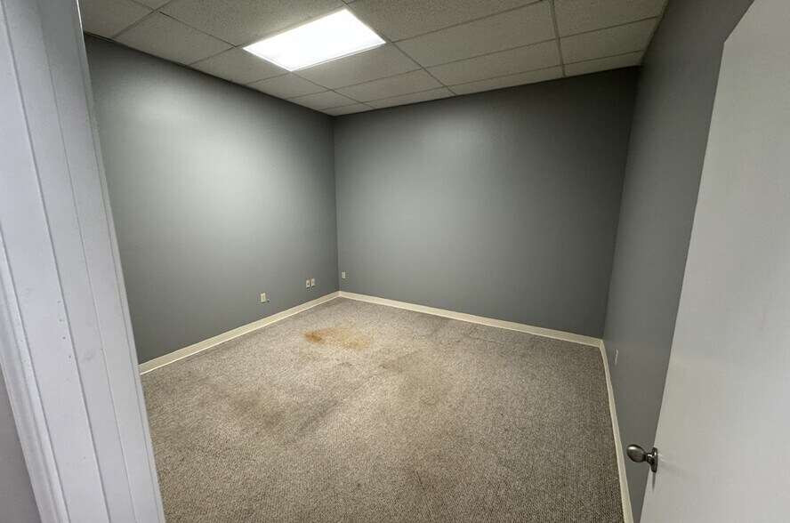 More Photos Of 705 SE Melody Ln, Lee's Summit Storefront For Lease