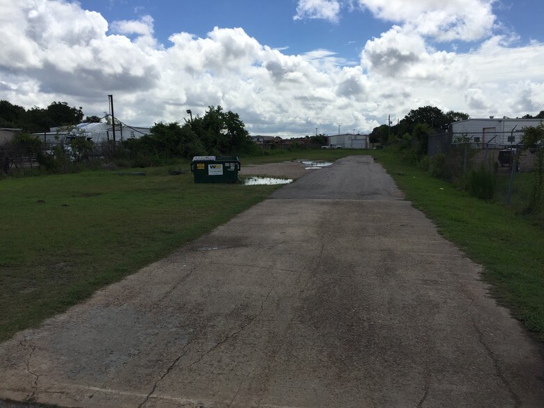 More Photos Of 3325 S Main St, Pearland Light Distribution For Sale