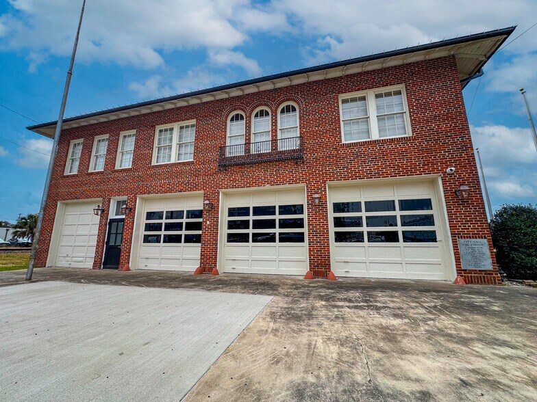 More Photos Of 1 N Mechanic St, El Campo Office For Lease