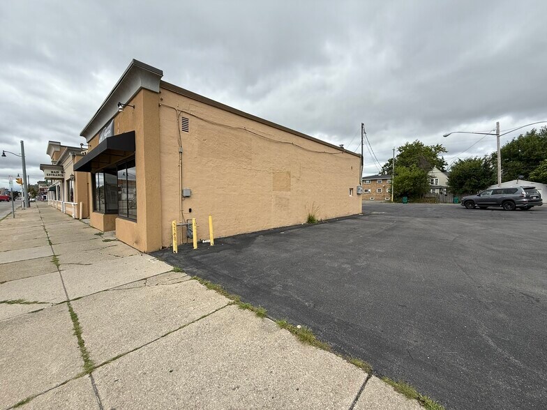 More Photos Of 2230 Pine Ave, Niagara Falls Office For Lease