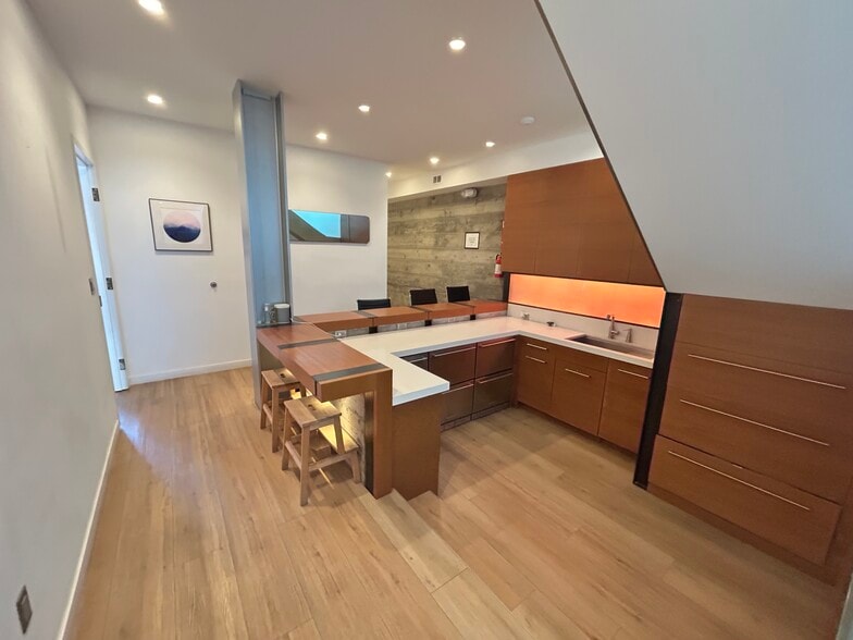 More Photos Of 1214 Abbot Kinney Blvd, Venice Loft Creative Space For Lease