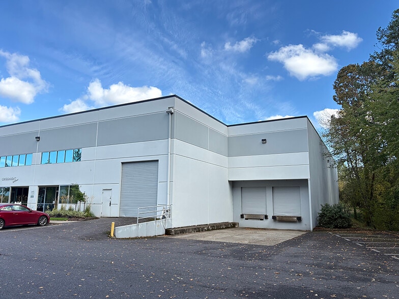 More Photos Of 10140 SW Allen Blvd, Beaverton Showroom For Lease