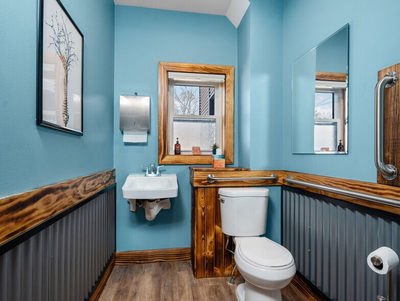 More Photos Of 1323 Cass St, Traverse City Flex For Sale