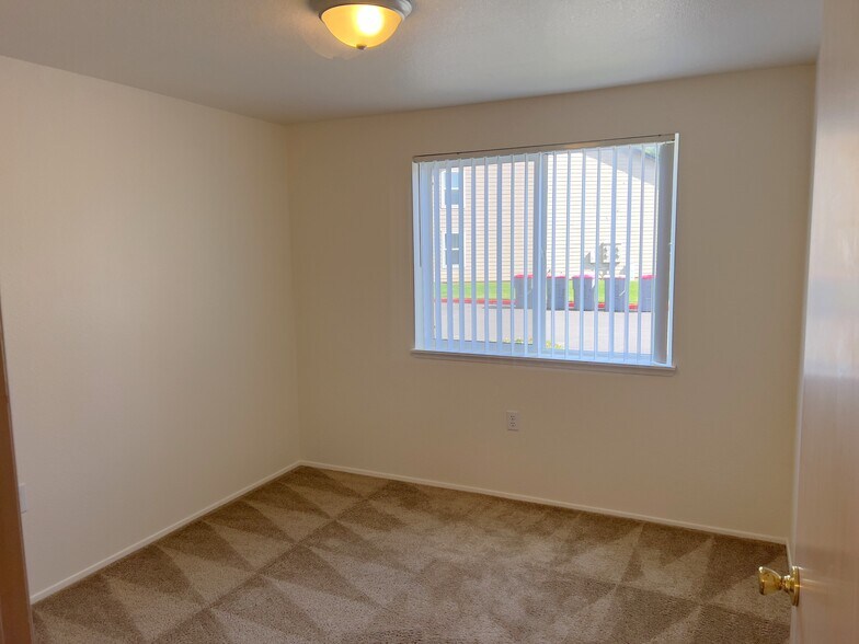 More Photos Of 937 SE Sheridan Rd, Sheridan Apartments For Sale