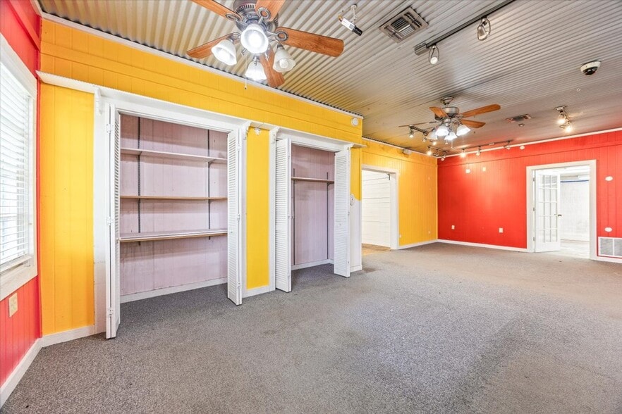 More Photos Of 918 10th St, Floresville Land For Lease