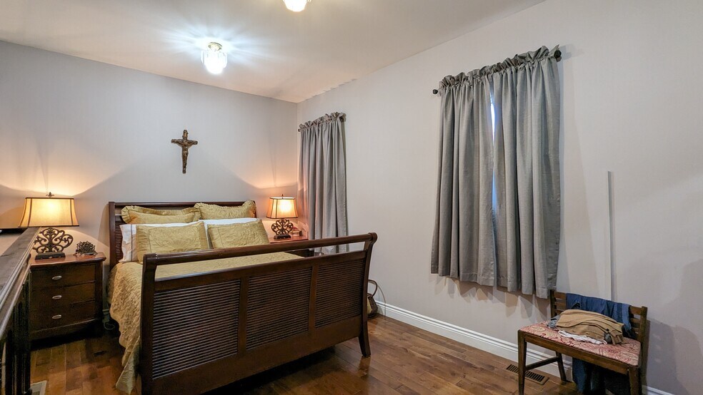 More Photos Of 816 Erie St E, Windsor Storefront Retail Residential For Sale