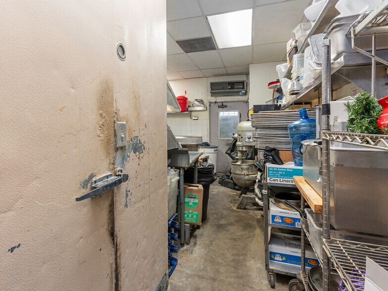 More Photos Of 400-408 Main St, El Segundo Storefront For Lease