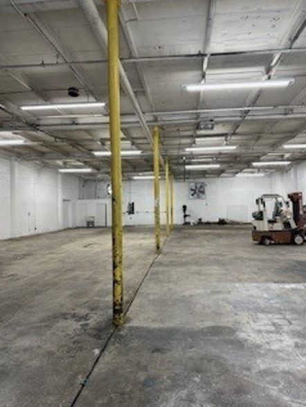 More Photos Of 2751-2755 NW 75th St, Miami Warehouse For Lease