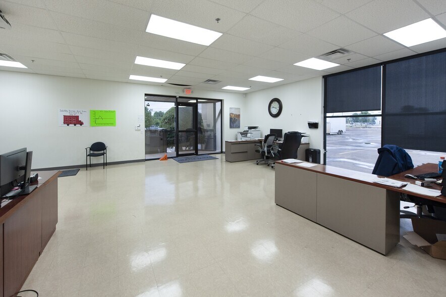 More Photos Of 3701 S Thomas Rd, Oklahoma City Distribution For Lease