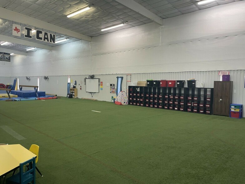 More Photos Of 1937 Deerbrook Dr, Tyler Warehouse For Lease