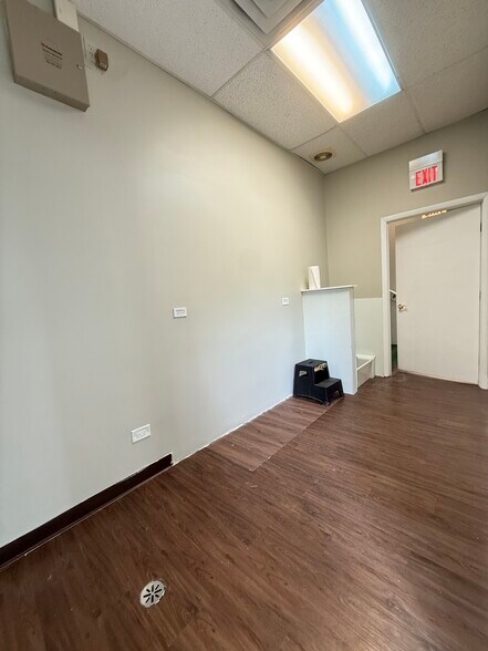 More Photos Of 223 Dundee Ave, Elgin Freestanding For Lease
