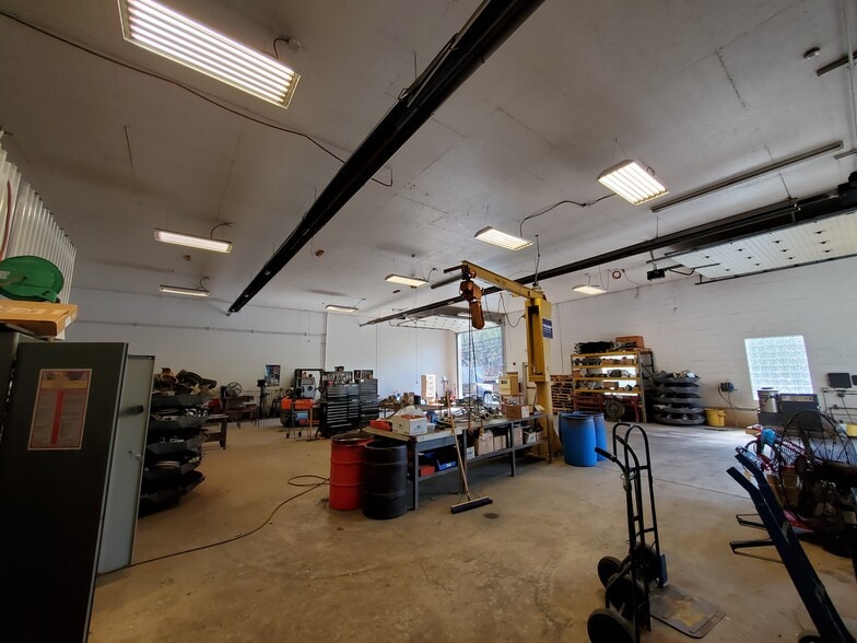 More Photos Of 630 Long Rd, Pittsburgh Showroom For Sale
