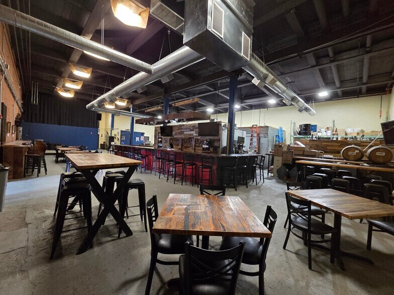 More Photos Of 725 Main St, Middletown Storefront For Lease