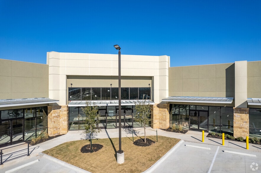 More Photos Of 1300 W Pflugerville Pkwy, Round Rock Storefront For Lease