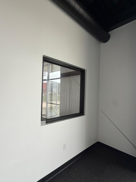 More Photos Of 16313 North Fwy, Houston Distribution For Lease