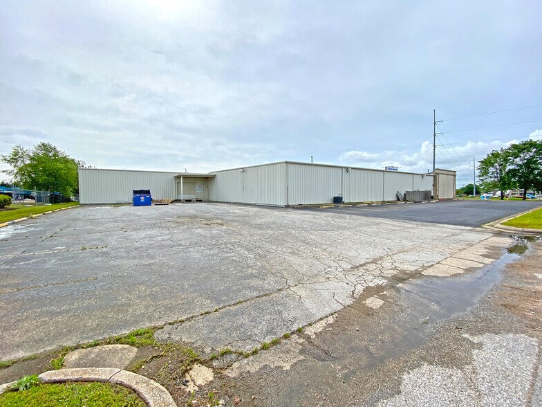 More Photos Of 2901 SE 14th St, Bentonville General Retail For Lease