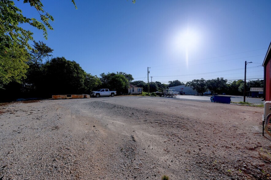 More Photos Of 1301 & 1307 Main St, Blanco Light Distribution For Sale