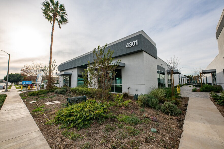 More Photos Of 4301 Birch St, Newport Beach Unknown For Lease