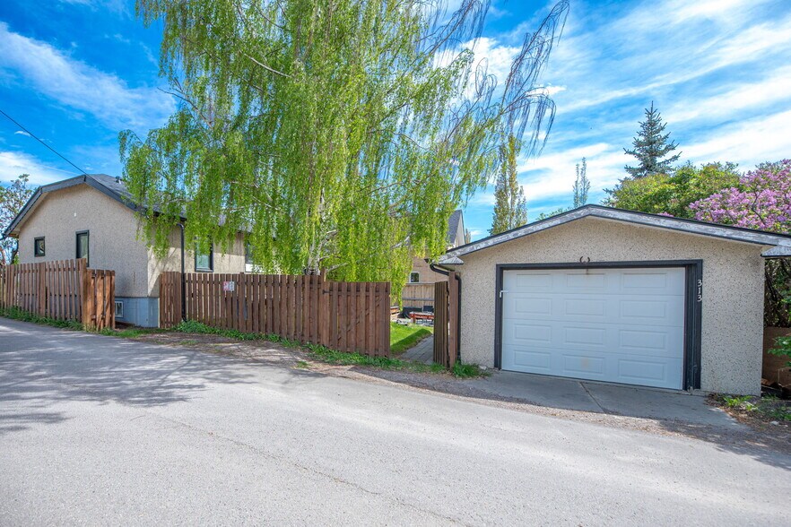 More Photos Of 313 Ross Av, Cochrane Medical For Sale