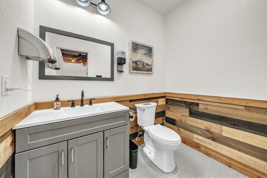 More Photos Of 7816 Lous Ct, Fort Worth Office For Sale