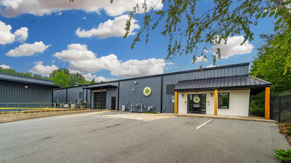 More Photos Of 1907 Gateway Blvd, Charlotte Warehouse For Sale