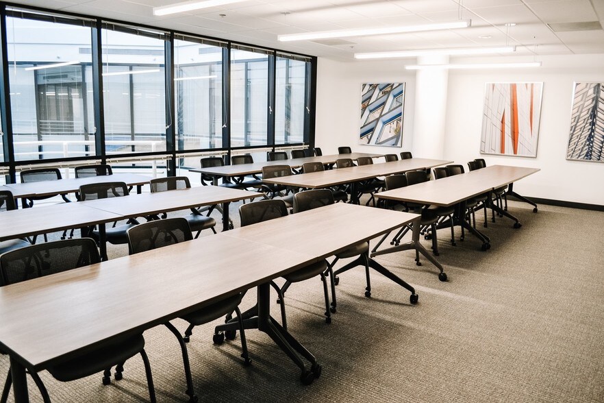 More Photos Of 600 W 6th St, Fort Worth Office For Lease