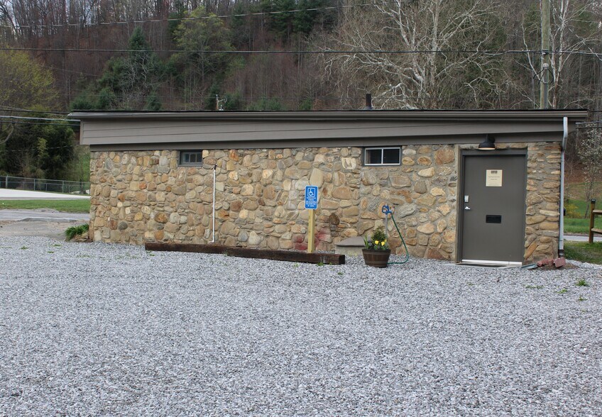More Photos Of 491 Allens Creek Rd, Waynesville Medical For Lease