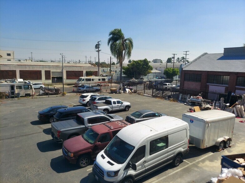 More Photos Of 2000-2010 W 62nd St, Los Angeles Warehouse For Sale