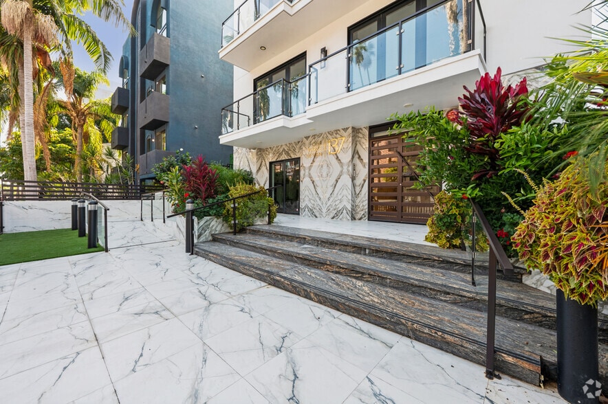 More Photos Of 137 N Doheny Dr, West Hollywood Apartments For Sale