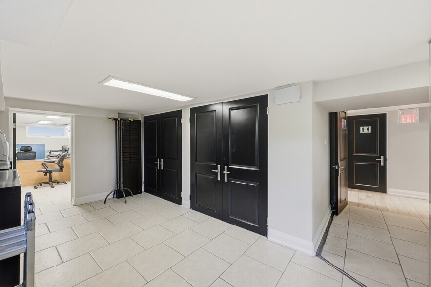 More Photos Of 60 King St W, Hamilton Office For Sale