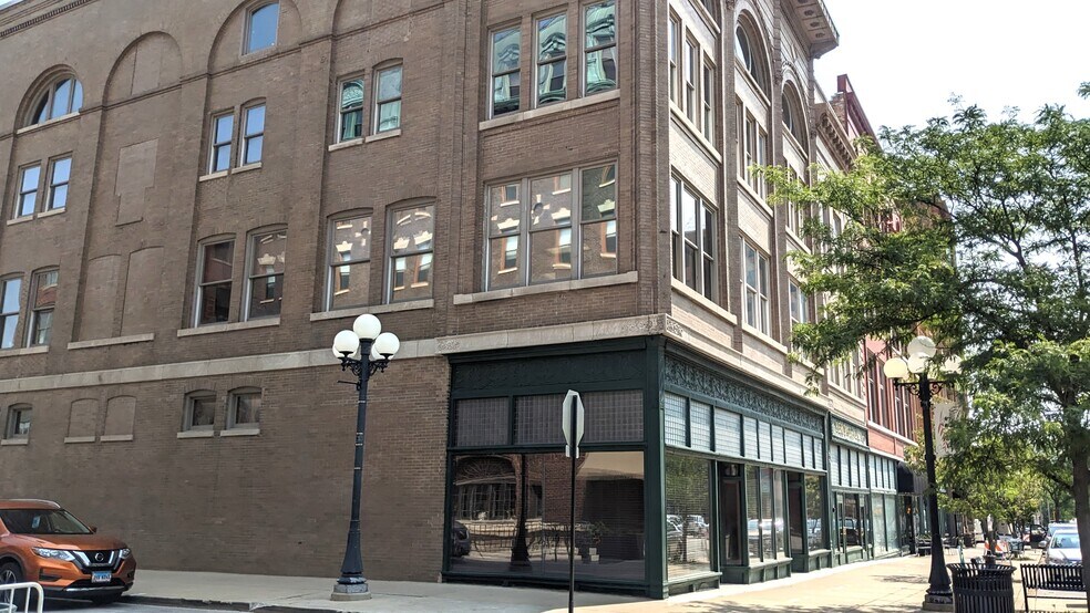 More Photos Of 115 W Jefferson St, Bloomington Apartments For Lease