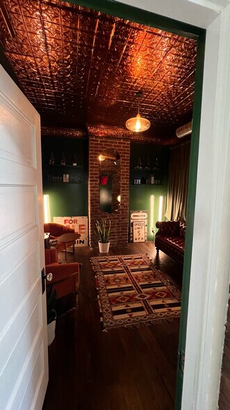 More Photos Of 128 Dewees St, Lexington Freestanding For Lease