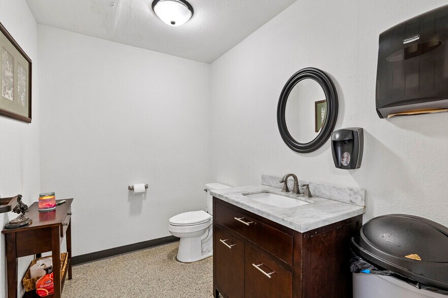 More Photos Of 108 Commercial Pl, Schertz Warehouse For Sale