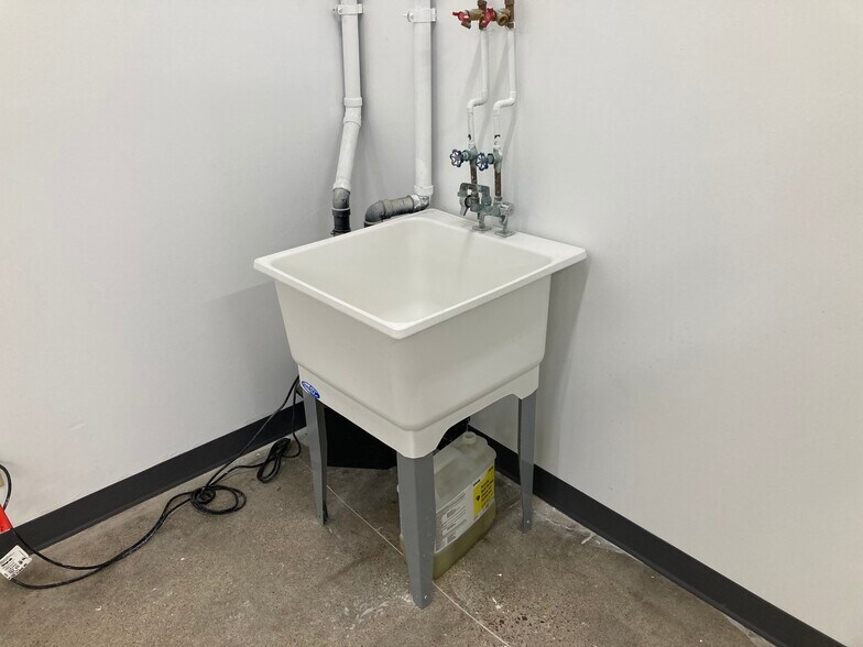 More Photos Of 6820-6848 Washington Ave S, Eden Prairie Showroom For Lease