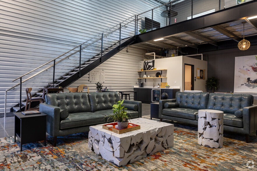 More Photos Of 5705-5765 Stables Way, Alpharetta Showroom For Lease