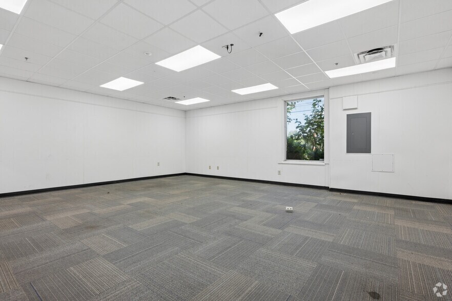 More Photos Of 615 Industrial Ave, Salisbury Warehouse For Sale