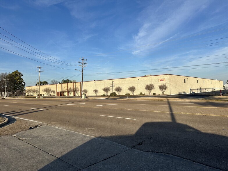 More Photos Of 8950 Hacks Cross Rd, Olive Branch Distribution For Lease