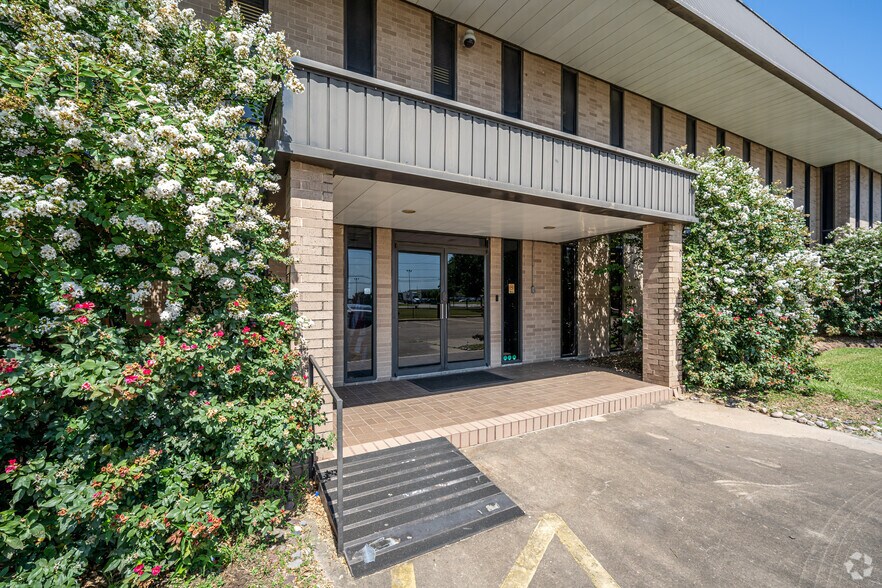 More Photos Of 8909 Jackrabbit Rd, Houston Office For Lease