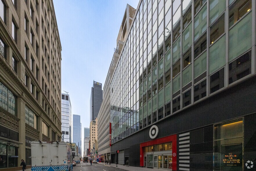 More Photos Of 131 W 33rd St, New York Office For Lease