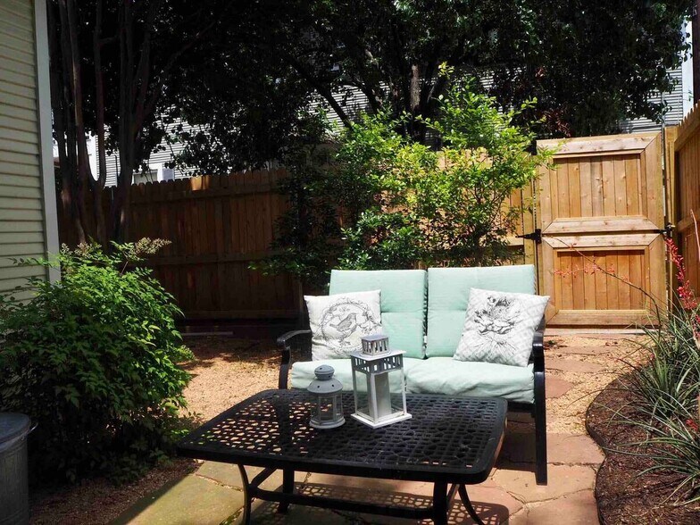 More Photos Of 2508-2510 Boll St, Dallas Office For Lease